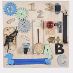 Moni Toys Montessori matatófal kicsi 30x30cm tacskós