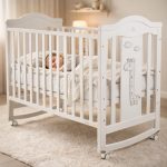 JUNO fa babaágy zsiráf mintás, ringatós 60*120cm FEHÉR